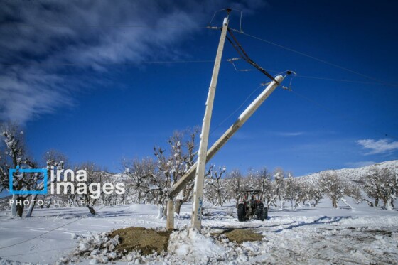 همکاری نیروهای مردمی و صنعت برق در رفع خاموشی روستاهای برفی بانه و سقز