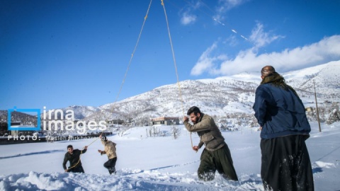 گزارش تصویری/ همکاری نیروهای مردمی و صنعت برق در رفع خاموشی روستاهای برفی بانه و سقز