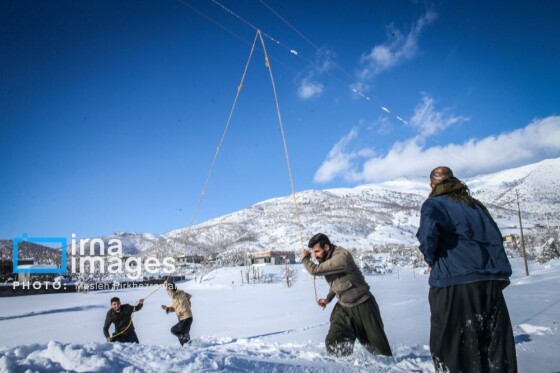 همکاری نیروهای مردمی و صنعت برق در رفع خاموشی روستاهای برفی بانه و سقز