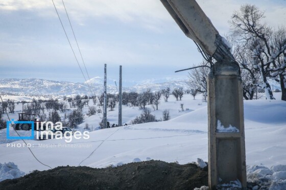 همکاری نیروهای مردمی و صنعت برق در رفع خاموشی روستاهای برفی بانه و سقز