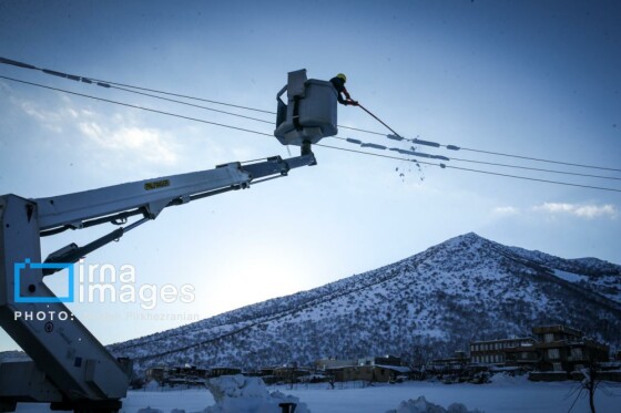 همکاری نیروهای مردمی و صنعت برق در رفع خاموشی روستاهای برفی بانه و سقز