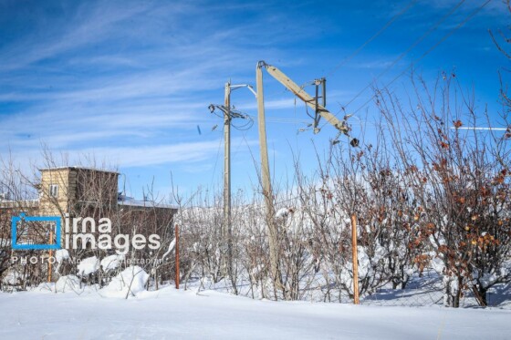 همکاری نیروهای مردمی و صنعت برق در رفع خاموشی روستاهای برفی بانه و سقز