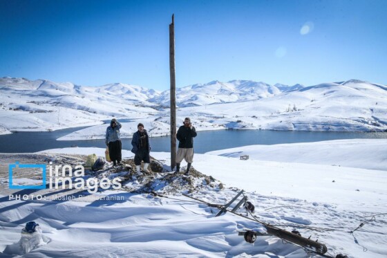 همکاری نیروهای مردمی و صنعت برق در رفع خاموشی روستاهای برفی بانه و سقز