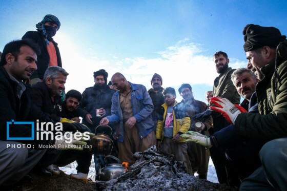 همکاری نیروهای مردمی و صنعت برق در رفع خاموشی روستاهای برفی بانه و سقز