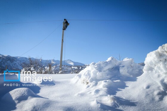 همکاری نیروهای مردمی و صنعت برق در رفع خاموشی روستاهای برفی بانه و سقز