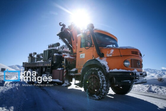 همکاری نیروهای مردمی و صنعت برق در رفع خاموشی روستاهای برفی بانه و سقز