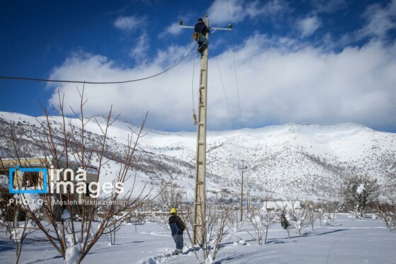 همکاری نیروهای مردمی و صنعت برق در رفع خاموشی روستاهای برفی بانه و سقز