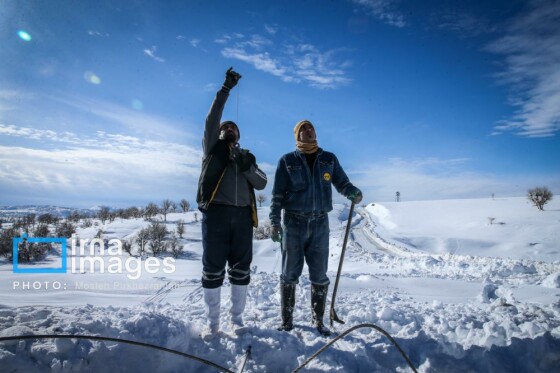 همکاری نیروهای مردمی و صنعت برق در رفع خاموشی روستاهای برفی بانه و سقز