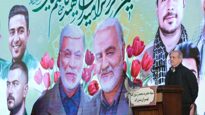 پزشکیان: راه شهید سلیمانی و سرداران مقاومت را با قدرت ادامه خواهیم داد