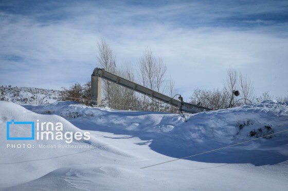 همکاری نیروهای مردمی و صنعت برق در رفع خاموشی روستاهای برفی بانه و سقز