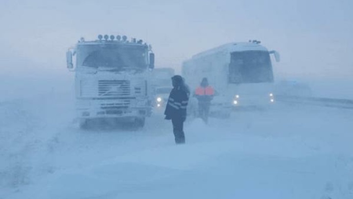 اتوبان تبریز_زنجان به دلیل برف و کولاک مسدود شد