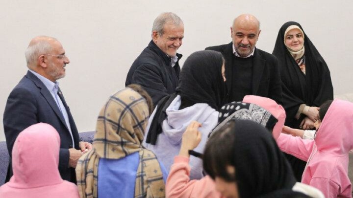 دیدار دکتر پزشکیان با جمعی از کودکان بی‌سرپرست و بدسرپرست در مجتمع «خانه دختران ایران»