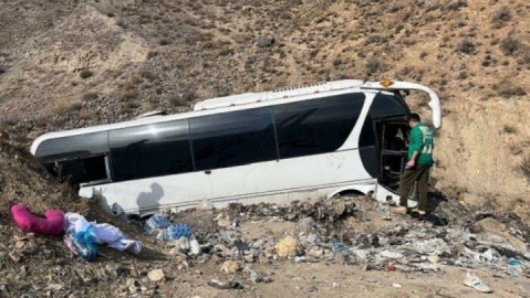 یک دستگاه اتوبوس در جاده هراز واژگون شد