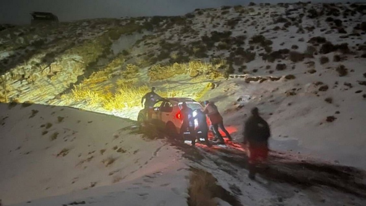 نجات ۹ سرنشین گرفتار در برف طالقان توسط امدادگران هلال‌احمر