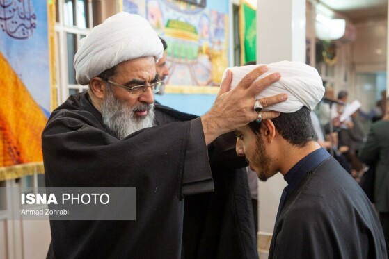 مراسم عمامه گذاری طلاب در روز میلاد امام علی(ع)