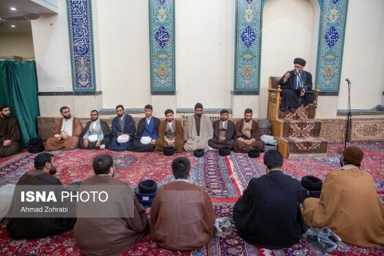 مراسم عمامه گذاری طلاب در روز میلاد امام علی(ع)