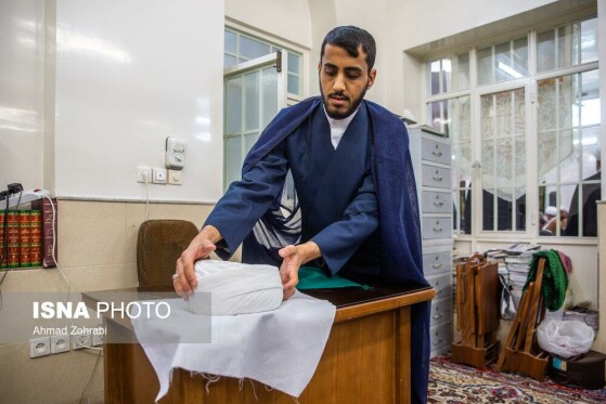 مراسم عمامه گذاری طلاب در روز میلاد امام علی(ع)