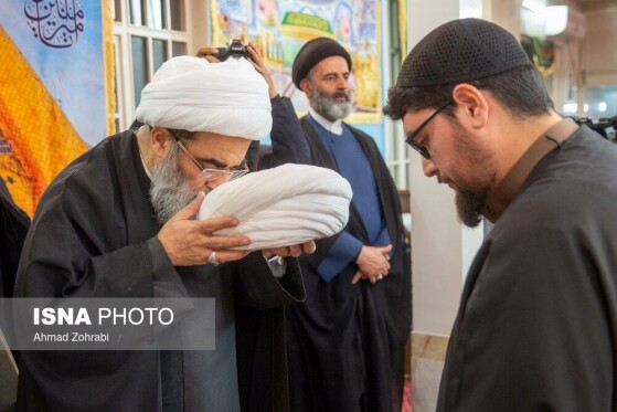 مراسم عمامه گذاری طلاب در روز میلاد امام علی(ع)