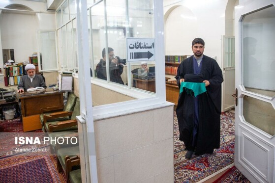 مراسم عمامه گذاری طلاب در روز میلاد امام علی(ع)