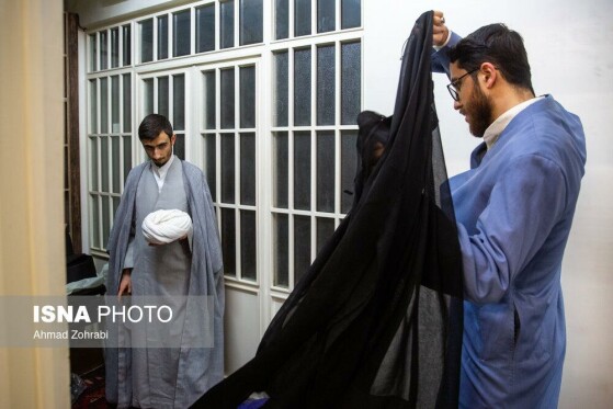 مراسم عمامه گذاری طلاب در روز میلاد امام علی(ع)