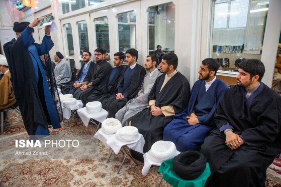 مراسم عمامه گذاری طلاب در روز میلاد امام علی(ع)