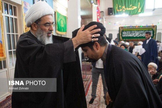 مراسم عمامه گذاری طلاب در روز میلاد امام علی(ع)