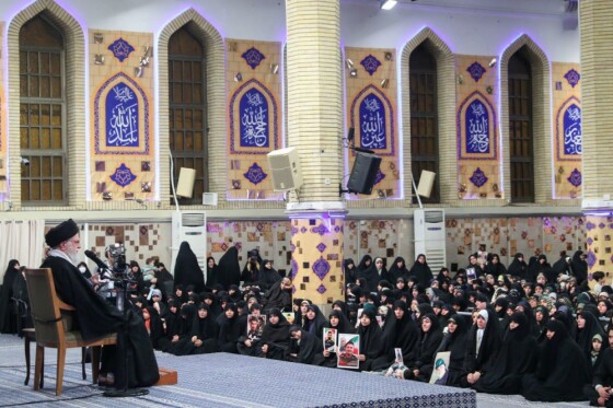 دیدار هزاران نفر از خانواده‌های شهدای اقتدار با رهبر انقلاب اسلامی در خجسته سالروز میلاد امیرالمومنین(ع)