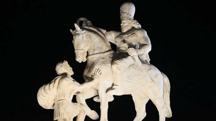 مجسمه والرین در فرودگاه مهرآباد نصب شد