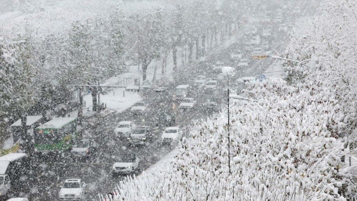 بارندگی، کاهش دما و وزش باد؛ کلان‌شهرها نفس تازه می‌کنند