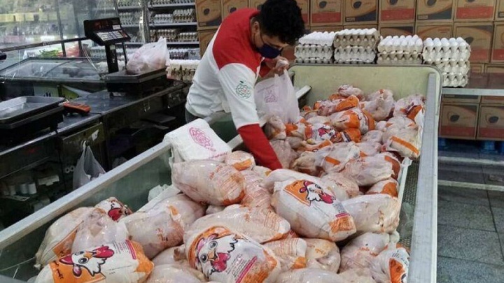 گوشت مرغ استان تهران تامین است/ برخورد جدی با گران‌فروشان