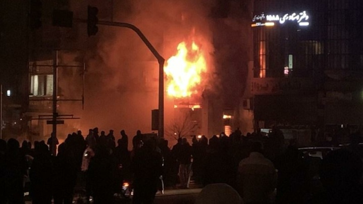 اغتشاشگران بانک ملی را در پونک آتش زدند/ رصد آشوبگران با پهپاد