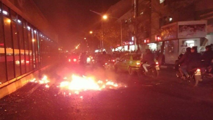 10 سال زندان برای تخریب اموال عمومی و اماکن دولتی و نظامی ‌