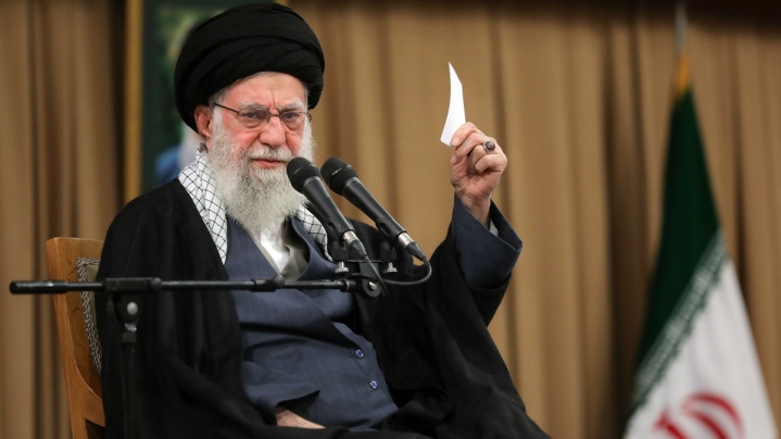 حضرت آیت الله خامنه ای: ملّت ایران، خود را و همّت و هویت خود را به رخ دشمنان کشید