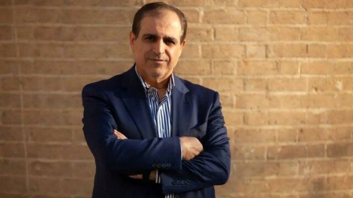 مدیرمسئول روزنامه شرق: از خبرنگارها می‌خواهند با دستان بسته در استخر شنا کنند