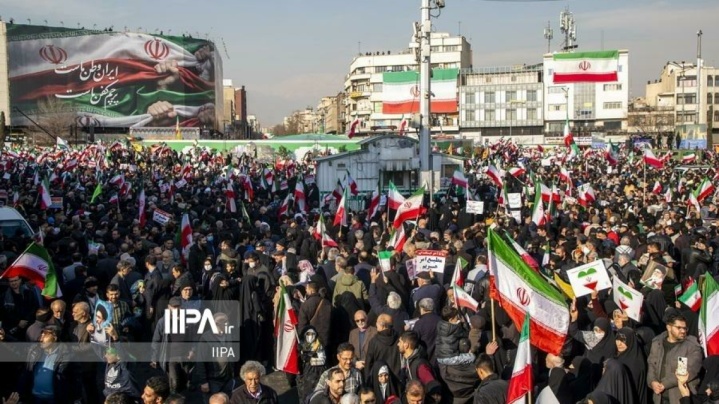 مردم به یاد رهبر شهید ایران به خیابان آمدند