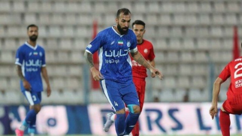 استقلال و تراکتور در نیمه نخست به نتیجه تساوی دست یافتند