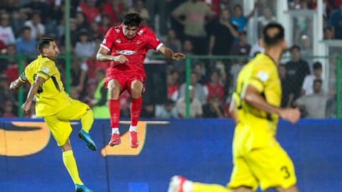 تساوی فجرسپاسی و پرسپولیس در نیمه نخست