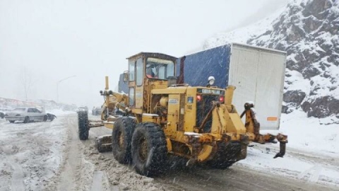 بارش برف سنگین در گردنه کوهستانی حیران