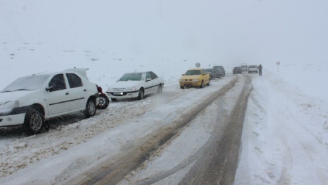جاده‌های ۱۶ استان برفی و بارانی شد؛ چالوس بسته شد