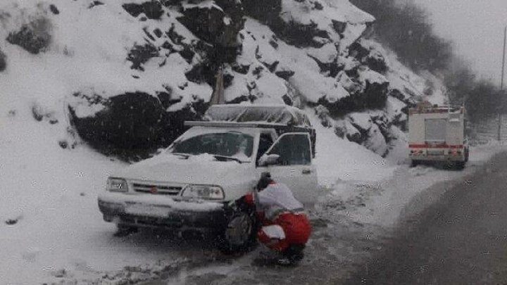 برف و کولاک جاده فیروزکوه را مسدود کرد