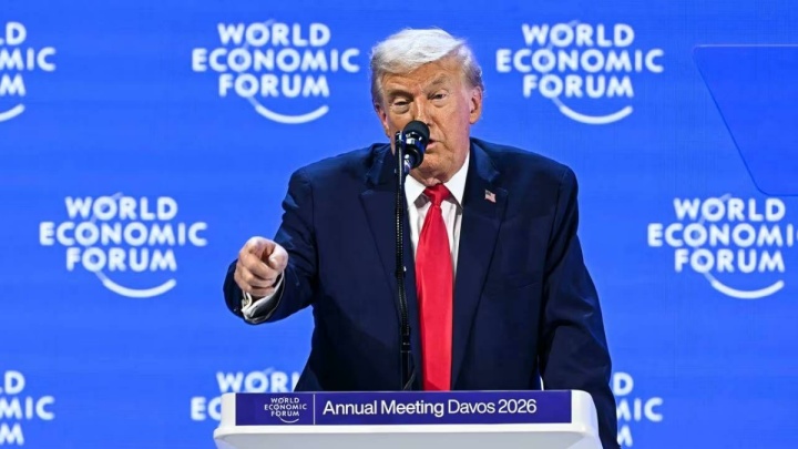 حاشیه‌های سخنرانی ترامپ در داووس؛ از پسر خوب تا ایسلند و عینک آفتابی مکرون