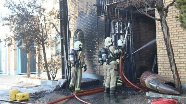 آتش‌سوزی گسترده در کارگاه چاپ در جاده مخصوص تهران مهار شد