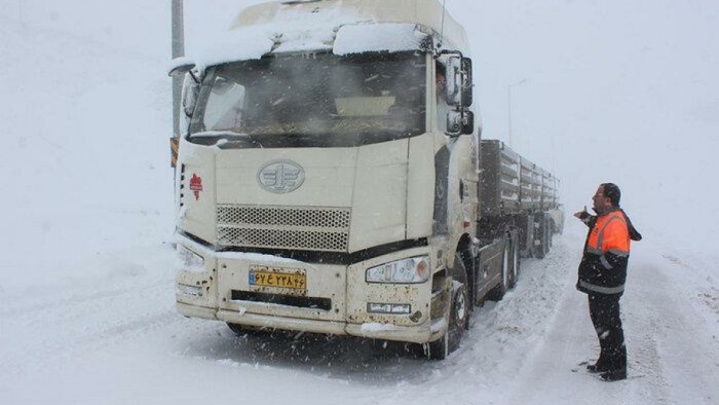 از زمینگیر شدن تریلی‌ها تا زیر برف رفتن شهر آلاشت