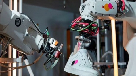 شست‌وشوی کفش با یک سیستم روباتیک خودکار