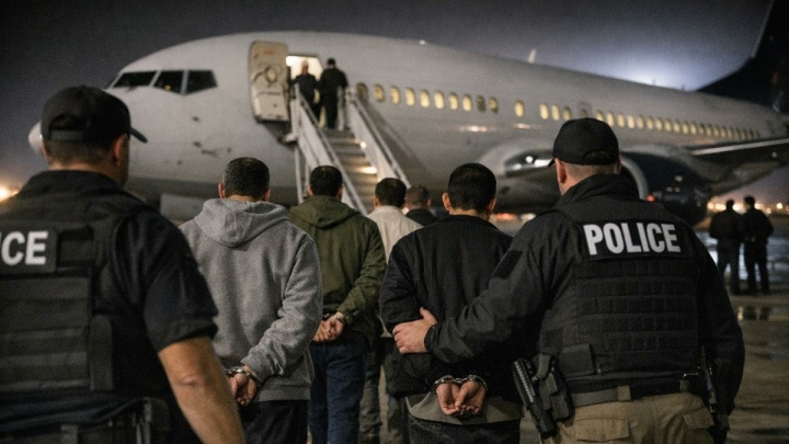 انتقال ۴۰ مهاجر ایرانی از آمریکا به ایران