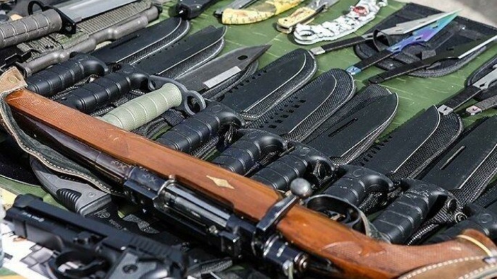 کشف ۳۰۰۰ قبضه چاقوی ضامن‌دار آمريکايی از يک شناور