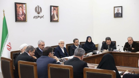 تاکید عارف بر حفظ سرمایه و قدرت خرید مردم/ آرامش در بازار پول و سرمایه برقرار است