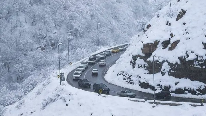 بارش برف و باران در ۲۰ استان کشور؛ ترافیک در ورودی‌های تهران