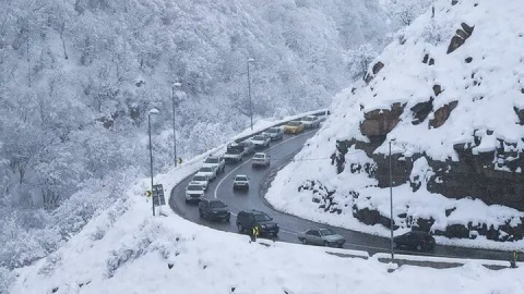 بارش برف و باران در ۲۰ استان کشور؛ ترافیک در ورودی‌های تهران