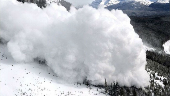 برف و بهمن و کولاک در ارتفاعات طی روزهای پایانی هفته/ از کوهنوردی بپرهیزید